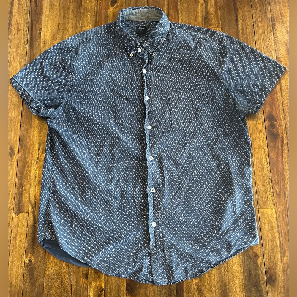 Men’s short-sleeve slim J.Crew oxford shirt. Size L. Blue with white shapes.